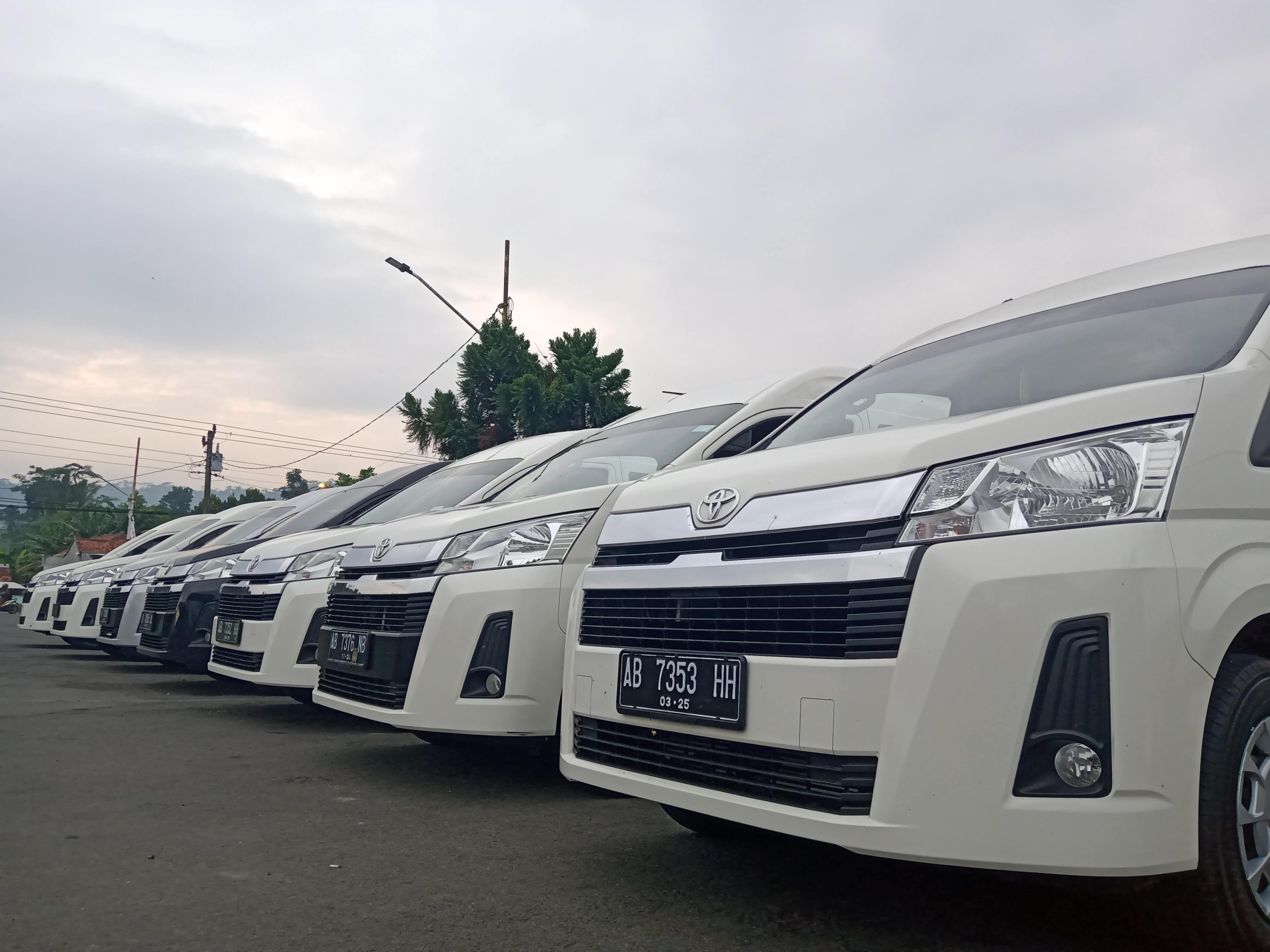 HiAce premio putih